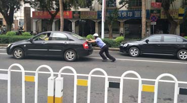 贊！海口一司機車輛出故障道路中間拋錨 交警幫推車